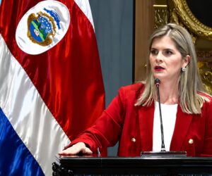 Laura Fernández defiende la pensión para expresidentes de Costa Rica