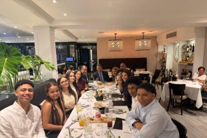 Presidente del Indotel acerca a estudiantes dominicanos de CUNY a sus raíces y cultura