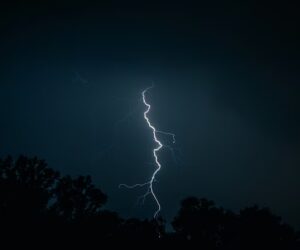 Un rayo impacta una prisión en este estado de EE. UU. y deja 16 personas hospitalizadas durante una tormenta