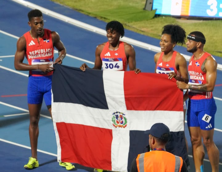¡República Dominicana llega en primer lugar en el relevo mixto 4×400 metros y consigue el oro!