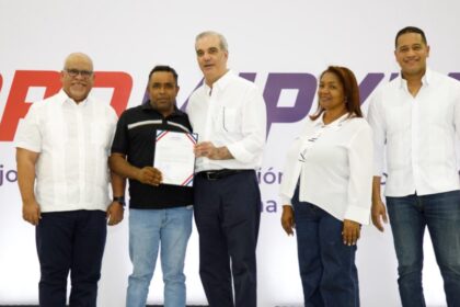 Abinader entrega RD$85 millones a 400 microempresarios