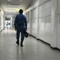 Trasladan a 103 presos de alta peligrosidad de una cárcel de Colombia a otros centros del país
