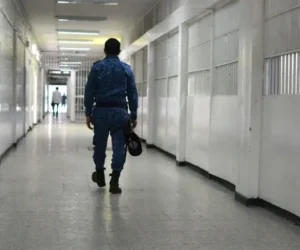 Trasladan a 103 presos de alta peligrosidad de una cárcel de Colombia a otros centros del país