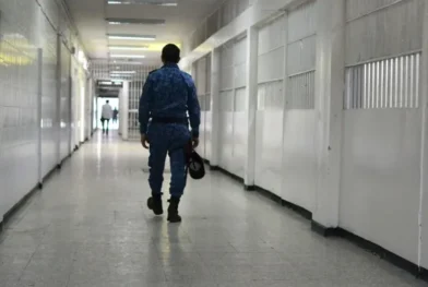 Trasladan a 103 presos de alta peligrosidad de una cárcel de Colombia a otros centros del país