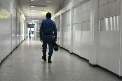 Trasladan a 103 presos de alta peligrosidad de una cárcel de Colombia a otros centros del país