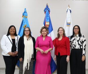 ProCompetencia firma carta compromiso para obtener el Sello Igualando RD para el Sector Público