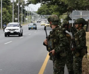 Un ataque con explosivos destruye un peaje un día después de la investidura de De la Espriella en Colombia