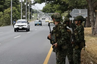 Un ataque con explosivos destruye un peaje un día después de la investidura de De la Espriella en Colombia