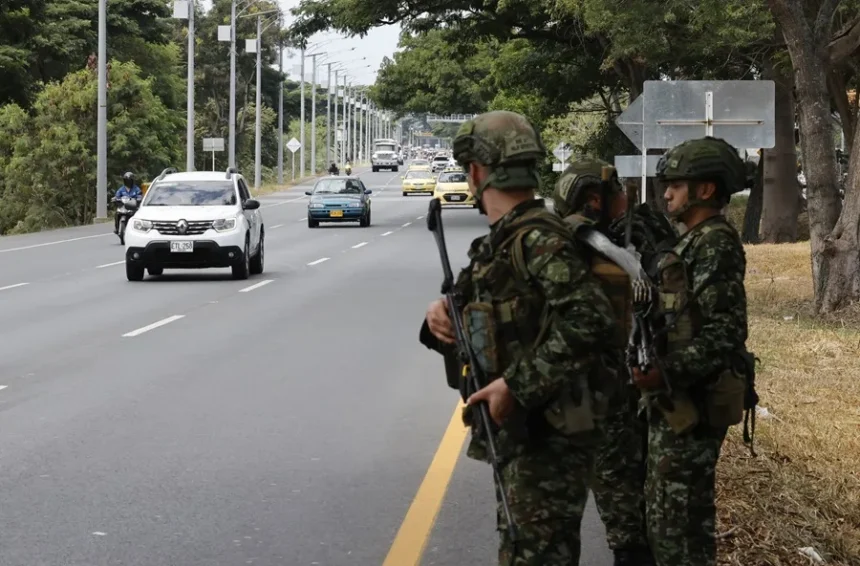 Un ataque con explosivos destruye un peaje un día después de la investidura de De la Espriella en Colombia