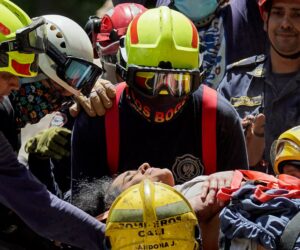 Rescatan con vida a Diana tras quedar bajo escombros en Cali
