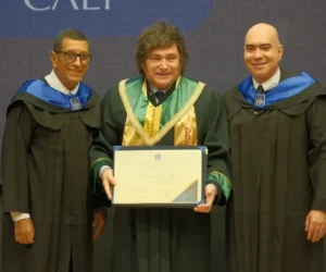Milei recibe un doctorado honoris causa en Administración de la Universidad Santiago de Cali