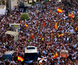 Miles de ceutíes se han concentrado este domingo para pedir soluciones a la crisis migratoria