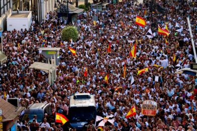 Miles de ceutíes se han concentrado este domingo para pedir soluciones a la crisis migratoria
