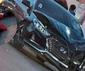 Muere motorista tras choque contra un carro en la avenida Jacagua, Santiago