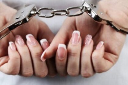 Detienen mujer acusada de causar quemaduras con aceite caliente a su hijo en Independencia