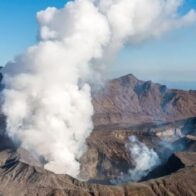 Japón eleva la alerta alrededor del volcán Aso tras incremento de temblores