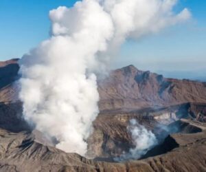 Japón eleva la alerta alrededor del volcán Aso tras incremento de temblores