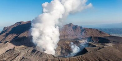 Japón eleva la alerta alrededor del volcán Aso tras incremento de temblores