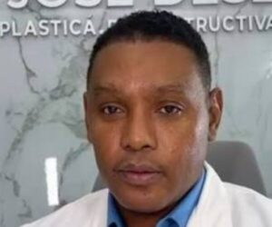 Ordenan arresto de cirujano plástico condenado por muerte de paciente durante procedimiento estético