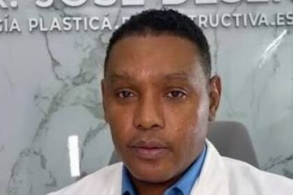 Ordenan arresto de cirujano plástico condenado por muerte de paciente durante procedimiento estético