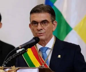 El presidente de Bolivia ofrece disculpas por su ausencia en la investidura del presidente electo de Colombia