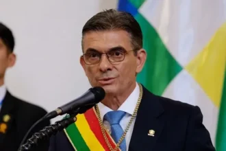 El presidente de Bolivia ofrece disculpas por su ausencia en la investidura del presidente electo de Colombia