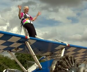 Una mujer de 97 años rompe su propio récord Guinness al volar sobre las alas de un avión
