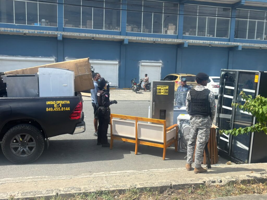 Cuerpo de Bomberos continúa combatiendo incendio en L&R Comercial; Policía refuerza seguridad en la zona