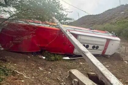 Joven muere y varias personas resultan heridas tras accidente de autobús en Bahoruco