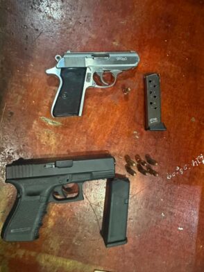 Policía Nacional apresa tres hombres en flagrante delito y ocupa dos armas de fuego ilegales en La Vega