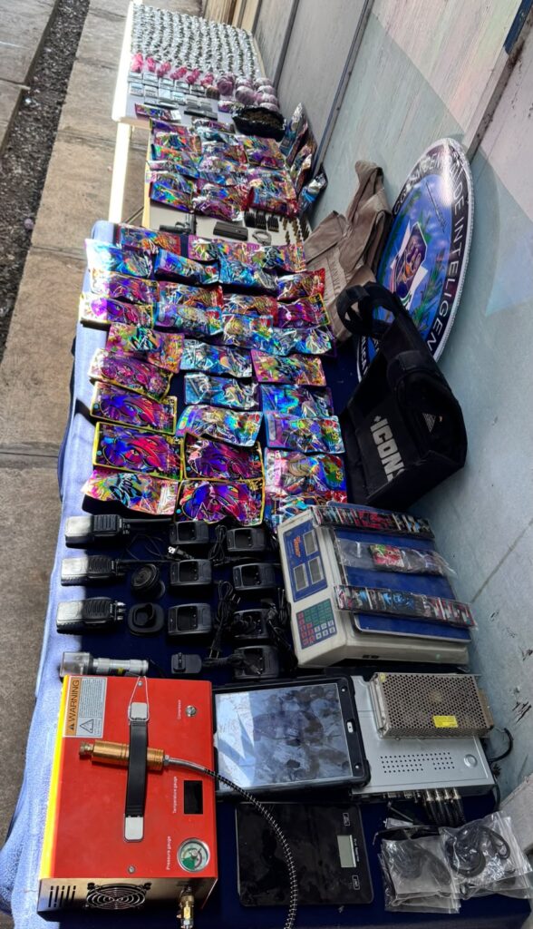 DINTEL y PN ocupan arma de fuego, chalecos antibalas, drogas y equipos durante allanamientos en Santiago; un hombre fue arrestado