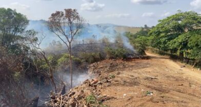Denuncian incendio provocado en vertedero de Jarabacoa; autoridades activan brigadas para sofocarlo