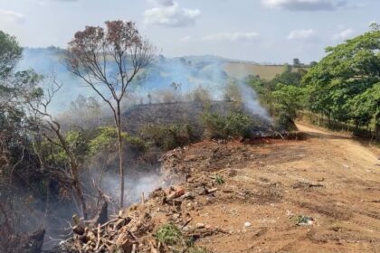 Denuncian incendio provocado en vertedero de Jarabacoa; autoridades activan brigadas para sofocarlo