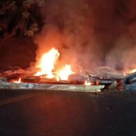 Comunitarios protestan por prolongados apagones y queman neumáticos en La Chorrera, Arroyo Barril