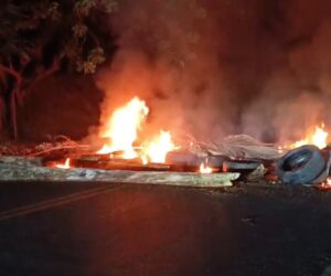 Comunitarios protestan por prolongados apagones y queman neumáticos en La Chorrera, Arroyo Barril