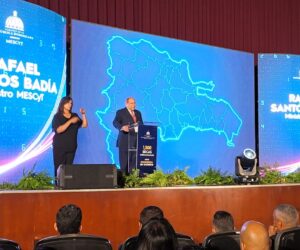 Ministro del MESCyT destaca que 1,500 becas fueron asignadas con total transparencia