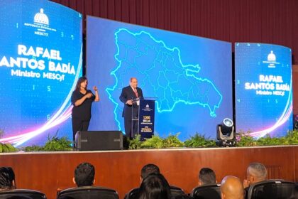 Ministro del MESCyT destaca que 1,500 becas fueron asignadas con total transparencia