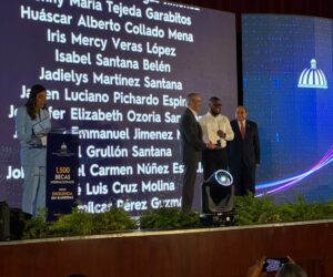 Gobierno entrega 1,500 becas internacionales y anuncia 5,000 nuevas ayudas para estudios en RD
