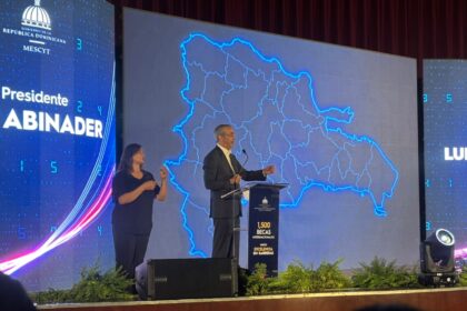 Abinader anuncia cinco mil becas por mérito y elimina requisito que hacía perder un año a los estudiantes