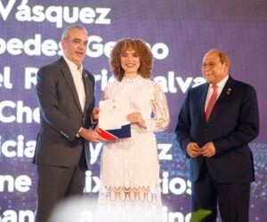 Abinader entrega 1,500 becas internacionales para estudiar en el extranjero