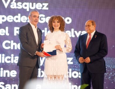 Abinader entrega 1,500 becas internacionales para estudiar en el extranjero