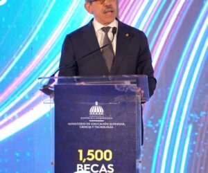Rector Asjana David destaca alianza entre la UASD y el Estado durante entrega de 6,500 Becas de Excelencia sin Barreras