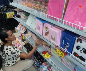 Padres ya han empezado a comprar útiles escolares, pero denuncian altos precios