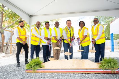 Ministro Bisonó inicia construcción de la Iglesia San Juan Pablo II en Bávaro