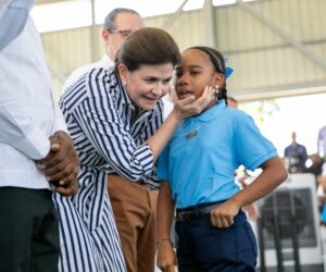 Raquel Peña entrega techado de la Escuela Javier Antonio Castillo Pérez en Pueblo Viejo, Azua, en beneficio de 349 estudiantes