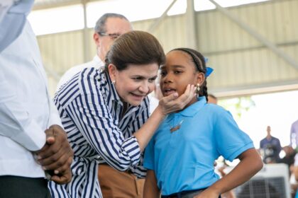 Vicepresidenta Raquel Peña entrega techado de la Escuela Javier Antonio Castillo Pérez en Pueblo Viejo, Azua, en beneficio de 349 estudiantes