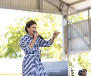 Raquel Peña entrega 450 títulos de propiedad a igual número de familias de Guayacanal en Azua