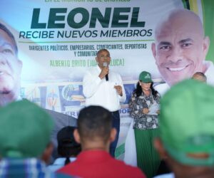 Leonel juramenta exalcalde del PRM en Castillo y asegura que el Gobierno le tira “al cuello y a los bolsillos del pueblo”