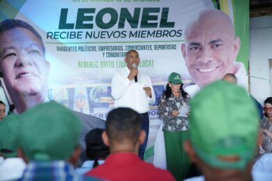 Leonel juramenta exalcalde del PRM en Castillo y asegura que el Gobierno le tira “al cuello y a los bolsillos del pueblo”