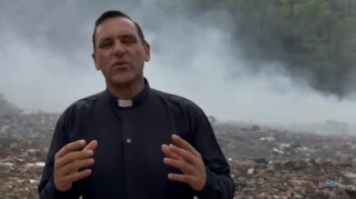 Sacerdote Johnny Durán exige solución al vertedero de Falconbridge y advierte sobre posible bloqueo a camiones de basura